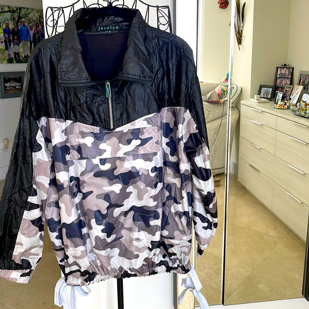 NEW JOCELYN PULLOVER WINDBREAKER IN GREY CAMOUFLAGE